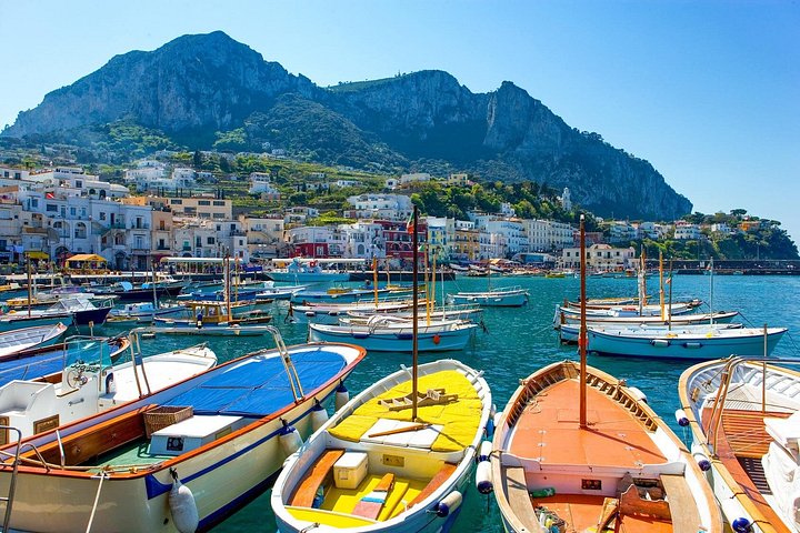 Bådtur til Capri fra Positano, der viser øens fantastiske kystlinje og grotter, foto 8 | wizardtrip