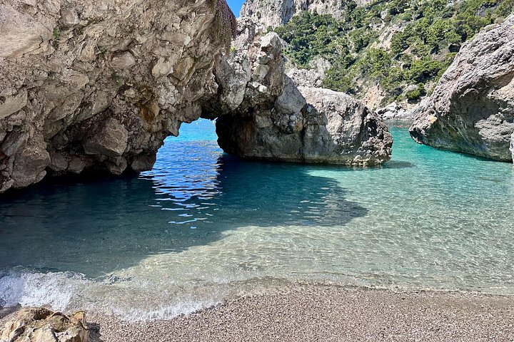 Bådtur til Capri fra Positano, der viser øens fantastiske kystlinje og grotter, foto 9 | wizardtrip