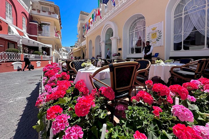 Bådtur til Capri fra Positano, der viser øens fantastiske kystlinje og grotter, foto 11 | wizardtrip