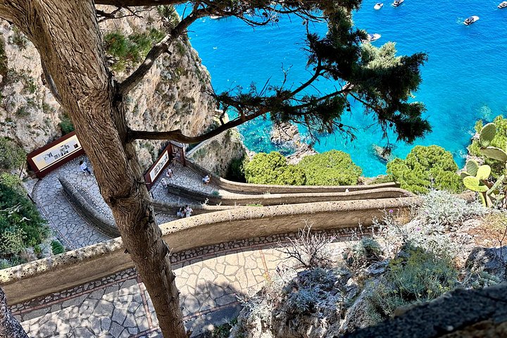 Bådtur til Capri fra Positano, der viser øens fantastiske kystlinje og grotter, foto 12 | wizardtrip