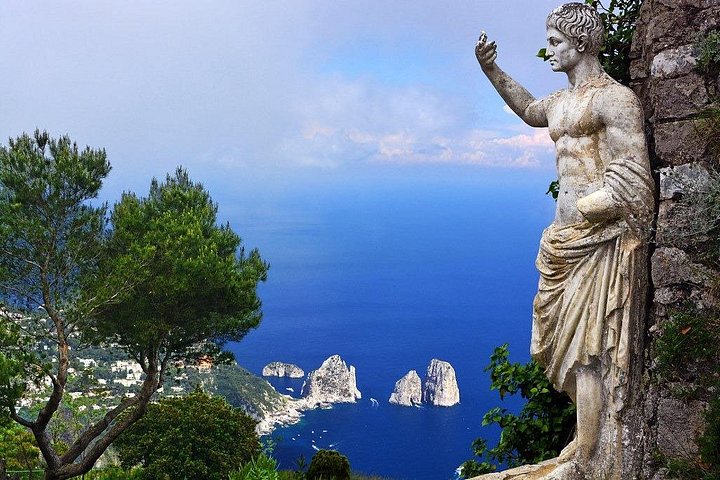Bådtur til Capri fra Positano, der viser øens fantastiske kystlinje og grotter, foto 13 | wizardtrip