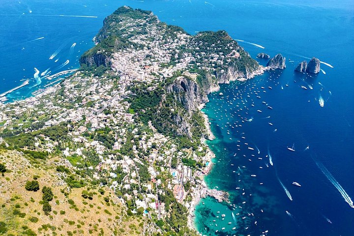 Bådtur til Capri fra Positano, der viser øens fantastiske kystlinje og grotter, foto 14 | wizardtrip
