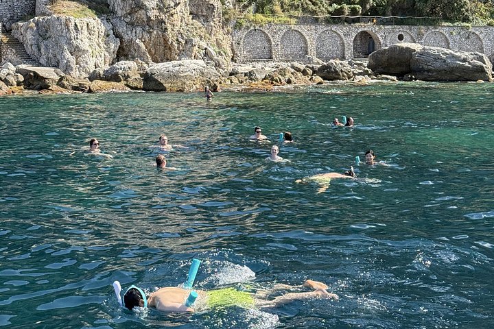 Bådtur til Capri fra Positano, der viser øens fantastiske kystlinje og grotter, foto 15 | wizardtrip