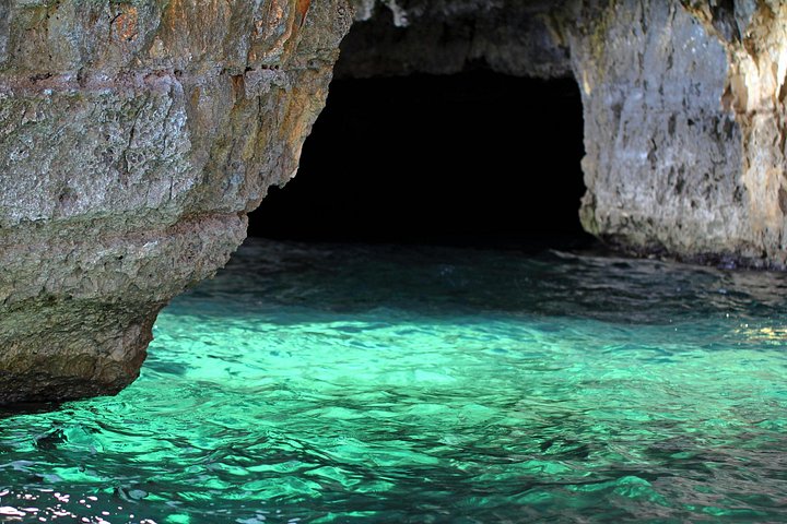 Bådtur til Capri fra Positano, der viser øens fantastiske kystlinje og grotter, foto 16 | wizardtrip