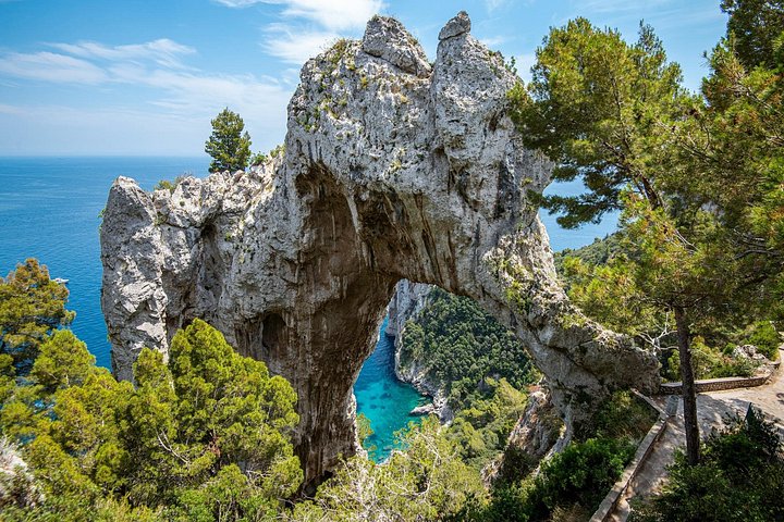 Bådtur til Capri fra Positano, der viser øens fantastiske kystlinje og grotter, foto 17 | wizardtrip
