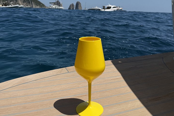Bådtur til Capri fra Positano, der viser øens fantastiske kystlinje og grotter, foto 18 | wizardtrip