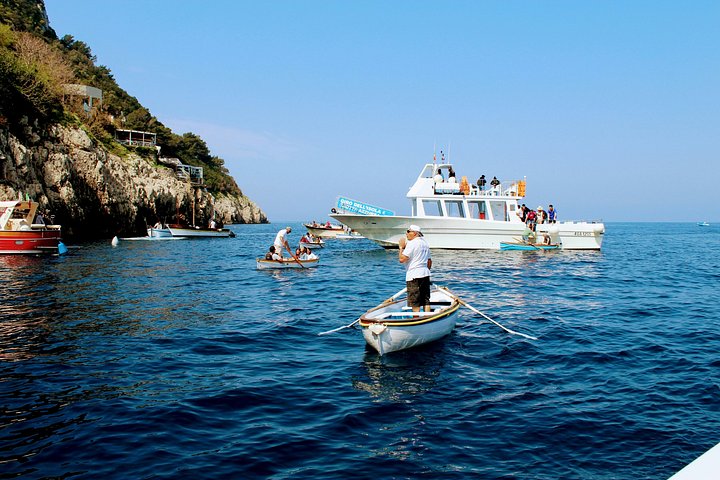 Bådtur til Capri fra Positano, der viser øens fantastiske kystlinje og grotter, foto 19 | wizardtrip