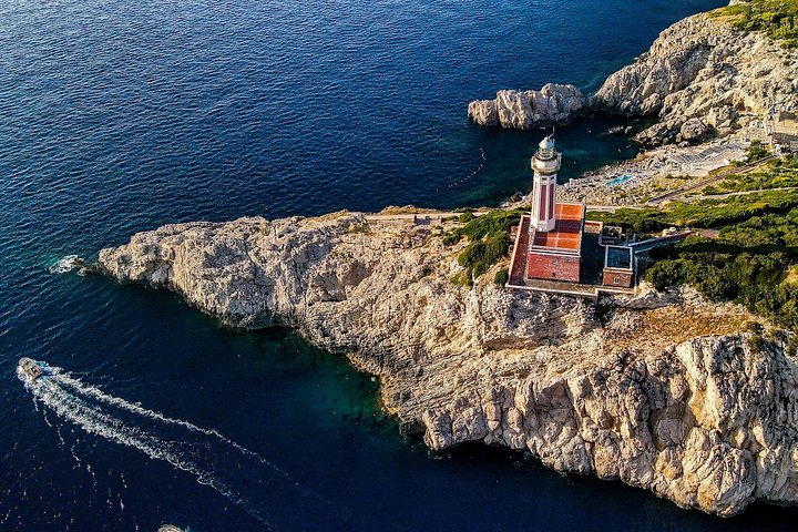 Bådtur til Capri fra Positano, der viser øens fantastiske kystlinje og grotter, foto 21 | wizardtrip