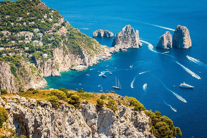 Bådtur til Capri fra Positano, der viser øens fantastiske kystlinje og grotter, foto 22 | wizardtrip