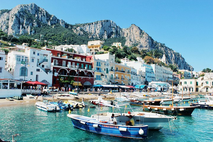 Bådtur til Capri fra Positano, der viser øens fantastiske kystlinje og grotter, foto 23 | wizardtrip