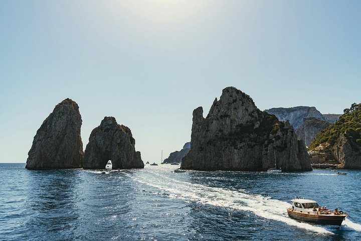 Bådtur til Capri fra Positano, der viser øens fantastiske kystlinje og grotter, foto 24 | wizardtrip
