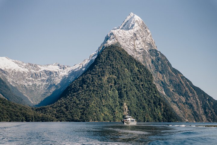 Malerische Bootsfahrt durch den Milford Sound, Fiordland, Neuseeland, mit Blick auf den Mitre Peak und Wasserfälle, Foto 8 | wizardtrip