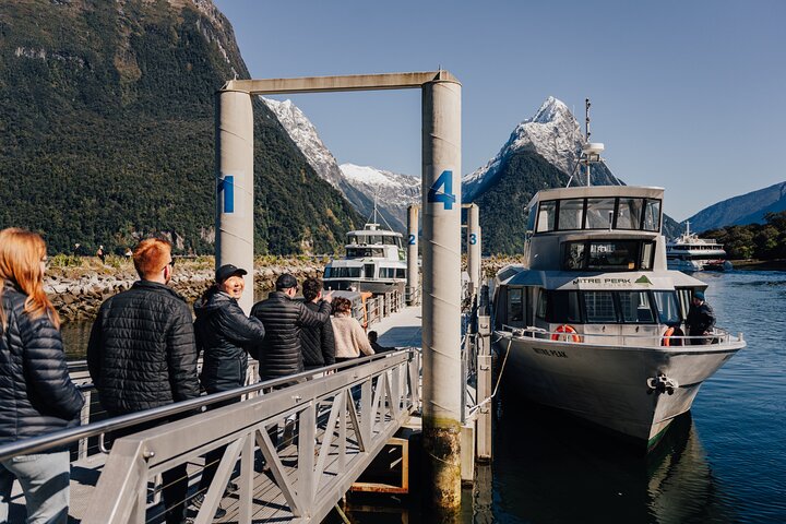 Malerische Bootsfahrt durch den Milford Sound, Fiordland, Neuseeland, mit Blick auf den Mitre Peak und Wasserfälle, Foto 10 | wizardtrip