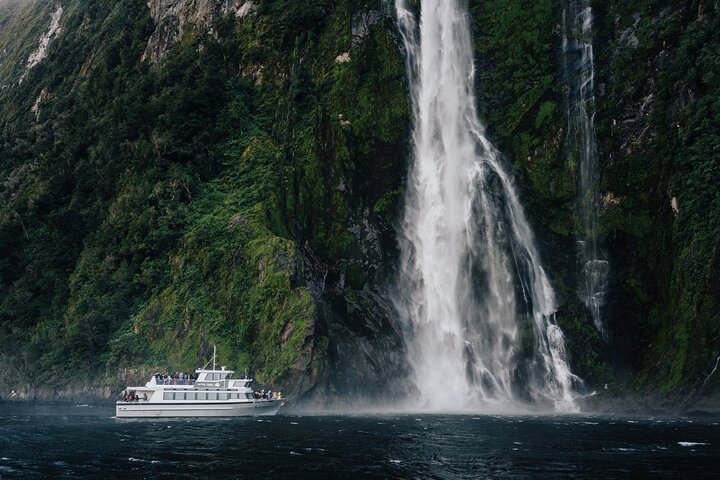Malerische Bootsfahrt durch den Milford Sound, Fiordland, Neuseeland, mit Blick auf den Mitre Peak und Wasserfälle, Foto 11 | wizardtrip