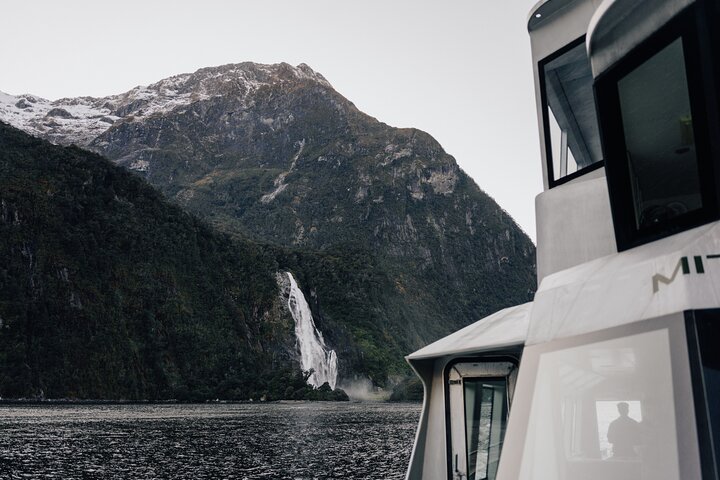 Malerische Bootsfahrt durch den Milford Sound, Fiordland, Neuseeland, mit Blick auf den Mitre Peak und Wasserfälle, Foto 13 | wizardtrip