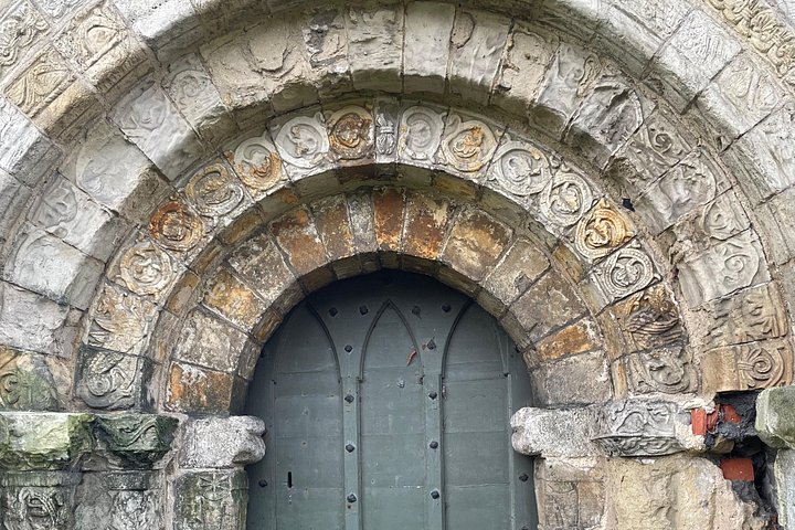 A guided walking tour exploring the historic streets, walls, and landmarks of York, England, photo 12 | wizardtrip