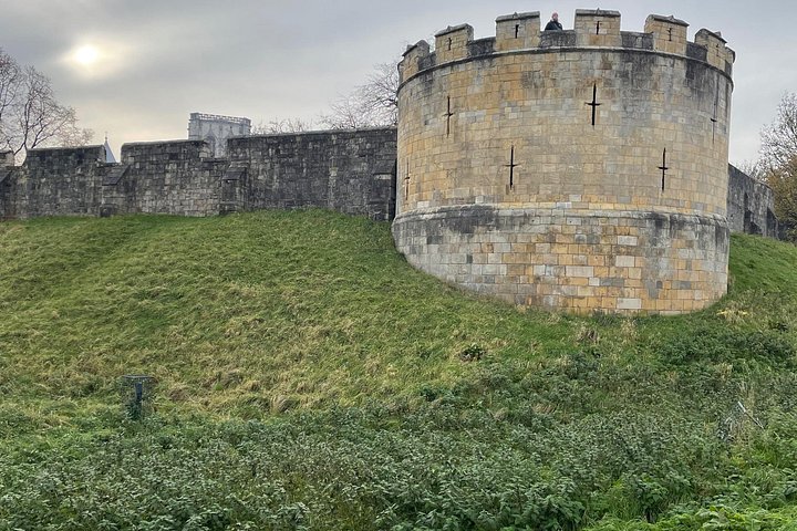 A guided walking tour exploring the historic streets, walls, and landmarks of York, England, photo 13 | wizardtrip