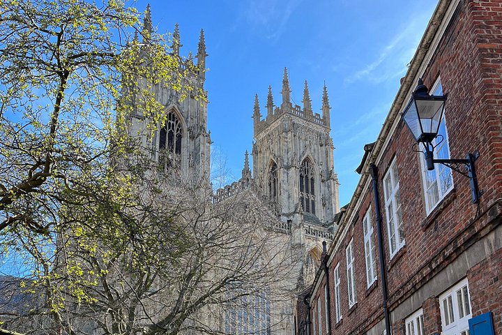 A guided walking tour exploring the historic streets, walls, and landmarks of York, England, photo 21 | wizardtrip