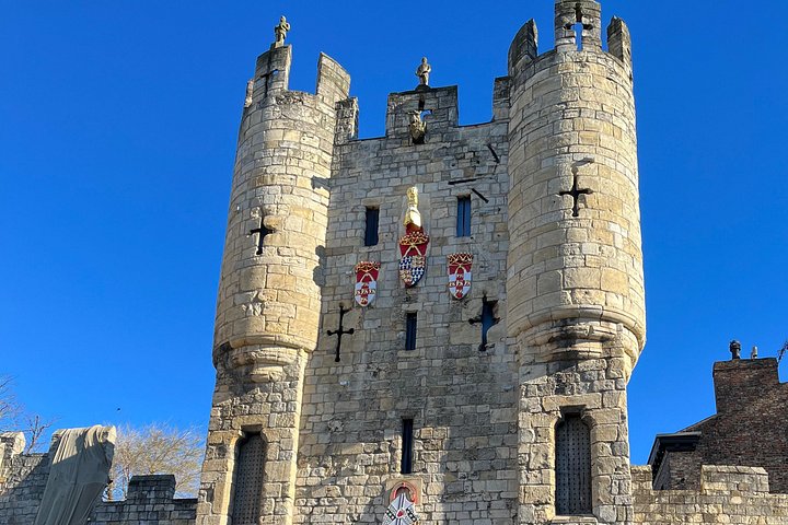 A guided walking tour exploring the historic streets, walls, and landmarks of York, England, photo 22 | wizardtrip