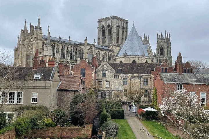 A guided walking tour exploring the historic streets, walls, and landmarks of York, England, photo 26 | wizardtrip