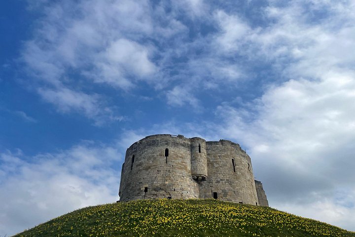 A guided walking tour exploring the historic streets, walls, and landmarks of York, England, photo 27 | wizardtrip