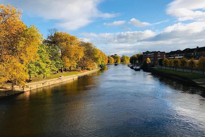 A guided walking tour exploring the historic streets, walls, and landmarks of York, England, photo 28 | wizardtrip