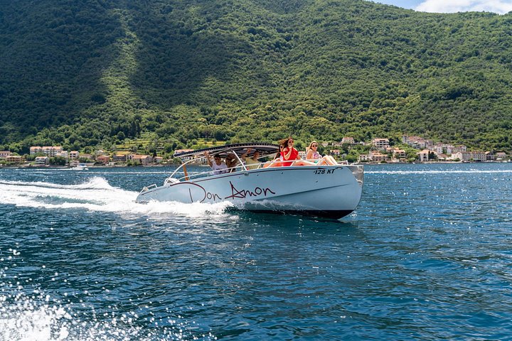 Hurtigbåttur i Kotorbukten, Montenegro, som besøker Perast og Vår Frue av Klippene, foto 32 | wizardtrip