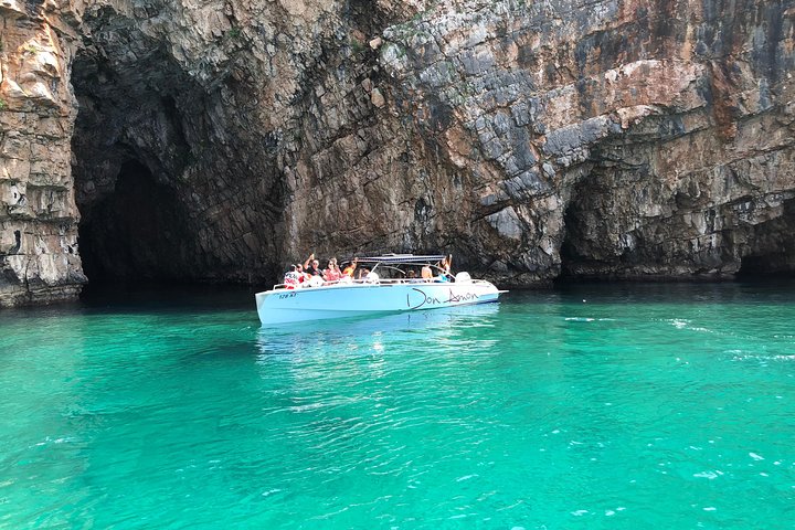 Tour en barco explorando la Cueva Azul, Nuestra Señora de las Rocas y la Bahía de Kotor en Kotor, Montenegro, foto 7 | wizardtrip