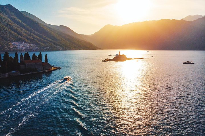 Tour en barco explorando la Cueva Azul, Nuestra Señora de las Rocas y la Bahía de Kotor en Kotor, Montenegro, foto 8 | wizardtrip