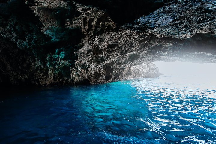 Tour en barco explorando la Cueva Azul, Nuestra Señora de las Rocas y la Bahía de Kotor en Kotor, Montenegro, foto 10 | wizardtrip