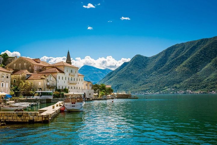 Tour en barco explorando la Cueva Azul, Nuestra Señora de las Rocas y la Bahía de Kotor en Kotor, Montenegro, foto 11 | wizardtrip