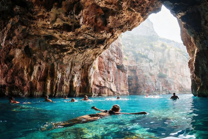 Tour en barco explorando la Cueva Azul, Nuestra Señora de las Rocas y la Bahía de Kotor en Kotor, Montenegro, foto 12 | wizardtrip