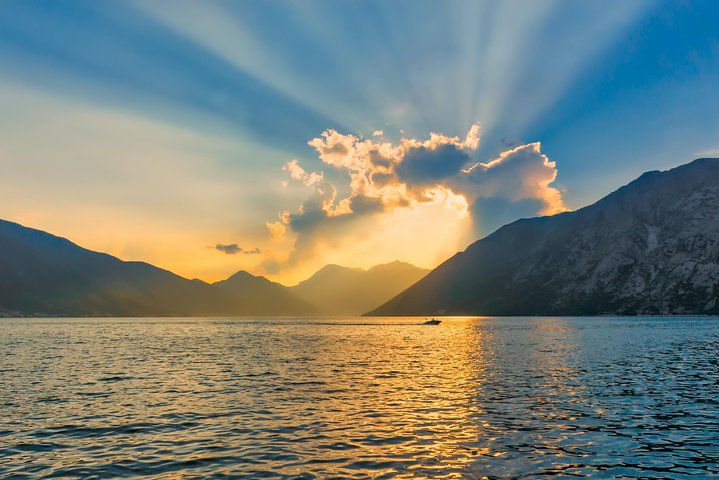 Tour en barco explorando la Cueva Azul, Nuestra Señora de las Rocas y la Bahía de Kotor en Kotor, Montenegro, foto 14 | wizardtrip