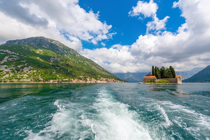 Tour en barco explorando la Cueva Azul, Nuestra Señora de las Rocas y la Bahía de Kotor en Kotor, Montenegro, foto 15 | wizardtrip