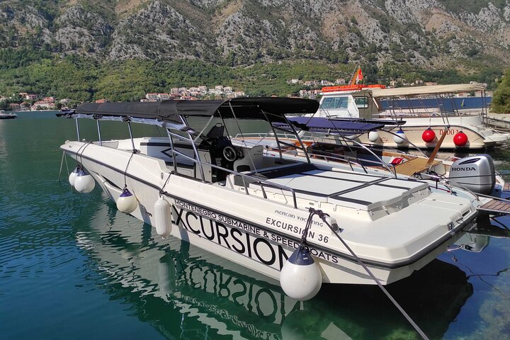 Tour en barco explorando la Cueva Azul, Nuestra Señora de las Rocas y la Bahía de Kotor en Kotor, Montenegro, foto 22 | wizardtrip