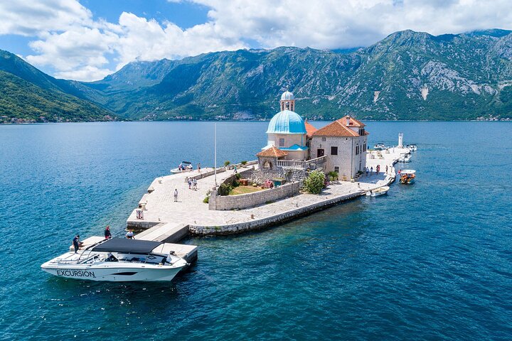 Tour en barco explorando la Cueva Azul, Nuestra Señora de las Rocas y la Bahía de Kotor en Kotor, Montenegro, foto 24 | wizardtrip