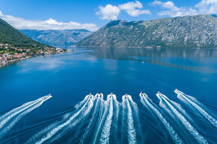 Tour en barco explorando la Cueva Azul, Nuestra Señora de las Rocas y la Bahía de Kotor en Kotor, Montenegro, foto 25 | wizardtrip