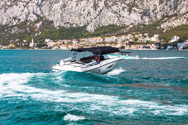 Tour en barco explorando la Cueva Azul, Nuestra Señora de las Rocas y la Bahía de Kotor en Kotor, Montenegro, foto 26 | wizardtrip