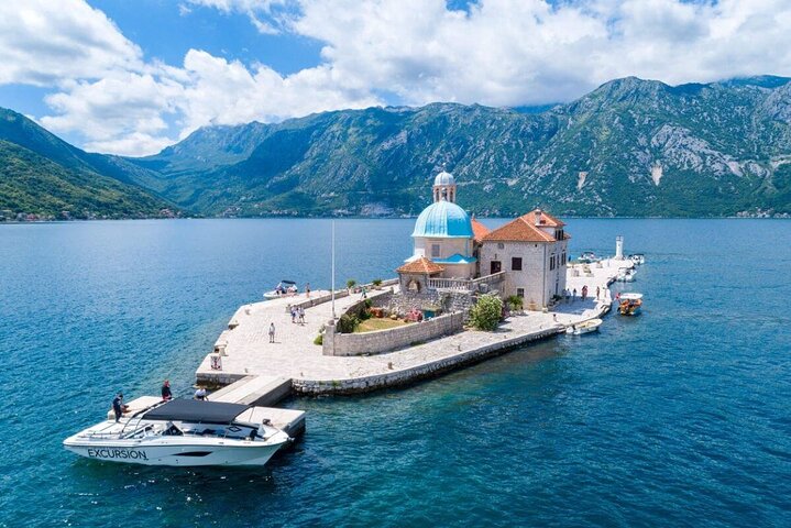 Tour en barco explorando la Cueva Azul, Nuestra Señora de las Rocas y la Bahía de Kotor en Kotor, Montenegro, foto 28 | wizardtrip
