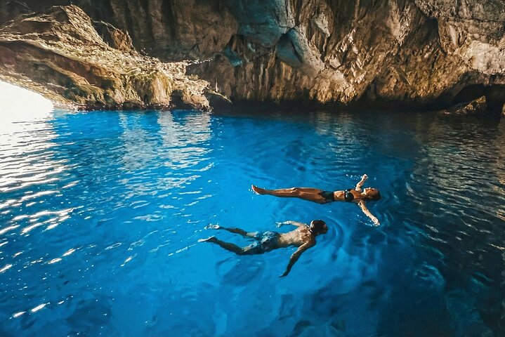 Tour en barco explorando la Cueva Azul, Nuestra Señora de las Rocas y la Bahía de Kotor en Kotor, Montenegro, foto 29 | wizardtrip