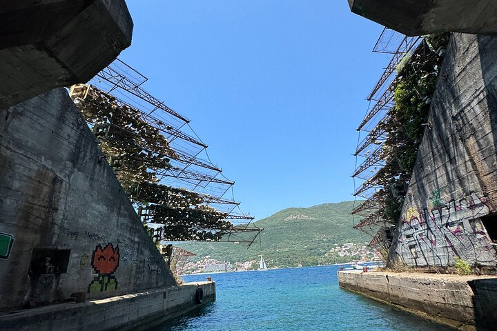 Tour en barco explorando la Cueva Azul, Nuestra Señora de las Rocas y la Bahía de Kotor en Kotor, Montenegro, foto 30 | wizardtrip