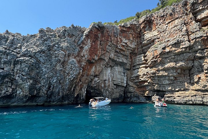 Tour en barco explorando la Cueva Azul, Nuestra Señora de las Rocas y la Bahía de Kotor en Kotor, Montenegro, foto 31 | wizardtrip