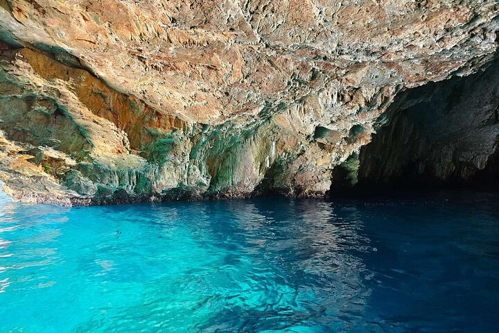 Tour en barco explorando la Cueva Azul, Nuestra Señora de las Rocas y la Bahía de Kotor en Kotor, Montenegro, foto 32 | wizardtrip