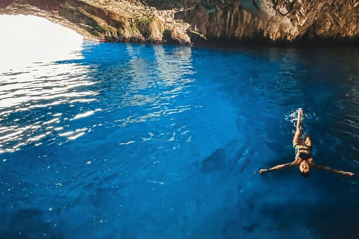 Tour en barco explorando la Cueva Azul, Nuestra Señora de las Rocas y la Bahía de Kotor en Kotor, Montenegro, foto 33 | wizardtrip