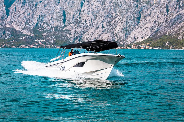 Tour en barco explorando la Cueva Azul, Nuestra Señora de las Rocas y la Bahía de Kotor en Kotor, Montenegro, foto 35 | wizardtrip