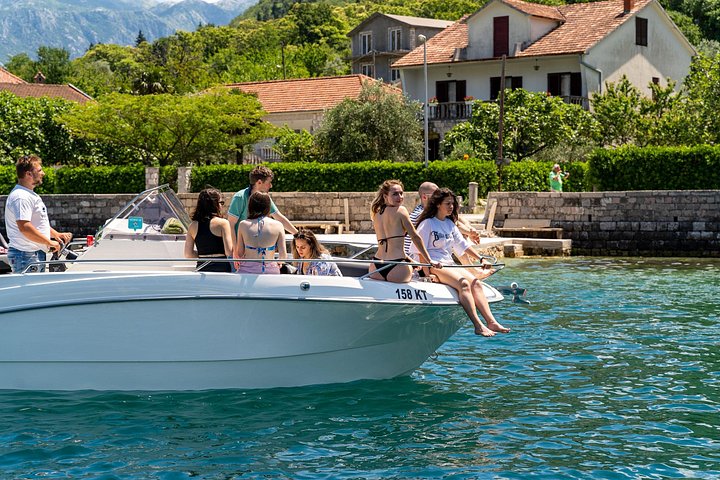 Tour en barco explorando la Cueva Azul, Nuestra Señora de las Rocas y la Bahía de Kotor en Kotor, Montenegro, foto 36 | wizardtrip