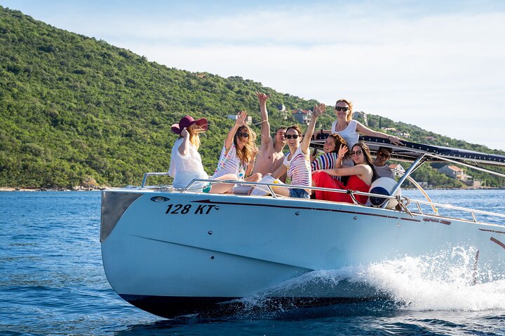 Tour en barco por la Bahía de Kotor, Montenegro, visitando la Cueva Azul, Nuestra Señora de las Rocas y la playa de Žanjic, foto 6 | wizardtrip