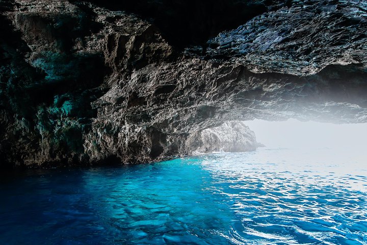 Tour en barco por la Bahía de Kotor, Montenegro, visitando la Cueva Azul, Nuestra Señora de las Rocas y la playa de Žanjic, foto 7 | wizardtrip