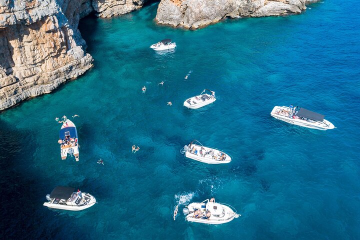 Tour en barco por la Bahía de Kotor, Montenegro, visitando la Cueva Azul, Nuestra Señora de las Rocas y la playa de Žanjic, foto 9 | wizardtrip