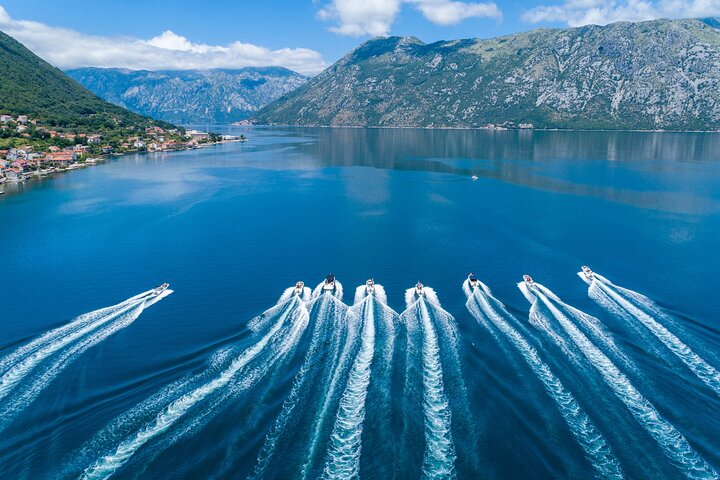Tour en barco por la Bahía de Kotor, Montenegro, visitando la Cueva Azul, Nuestra Señora de las Rocas y la playa de Žanjic, foto 11 | wizardtrip